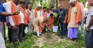 वन विनाश रोक्न एक रुखको सट्टा दश रुख रोप्ने नीति अपनाऔँ : मन्त्री चौधरी