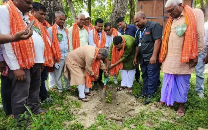 वन विनाश रोक्न एक रुखको सट्टा दश रुख रोप्ने नीति अपनाऔँ : मन्त्री चौधरी