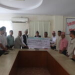 भोटेकोशी बाढीपीडितका लागि यातायात व्यवसायी समितिद्धारा ५ लाख सहयोग